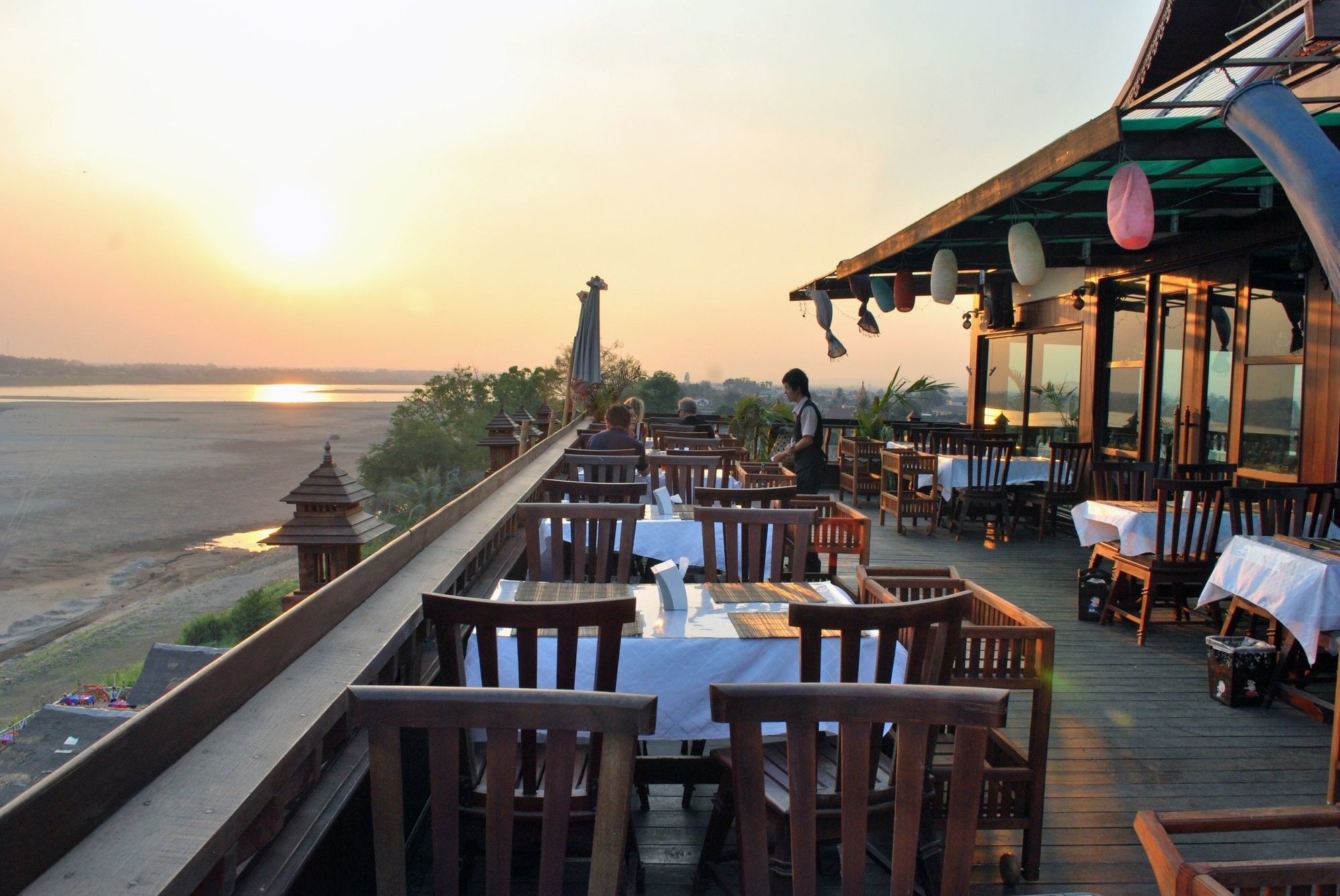 Sengtawan Riverside Hotel Виентиане Ресторант снимка
